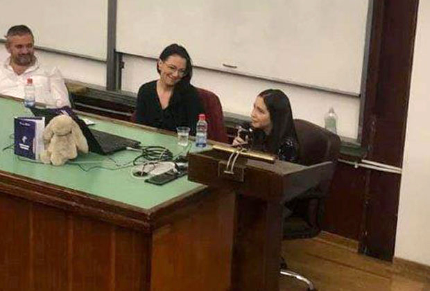 Слабовида вајарка први слепи студент из РС на новосадском Медицинском факултету: Наташи Добој плаћа трошкове, добила и асистента